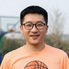 一位30岁左右的男性篮球爱好者，戴眼镜，面带微笑