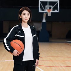 一位25岁女性篮球教练，短发干练
